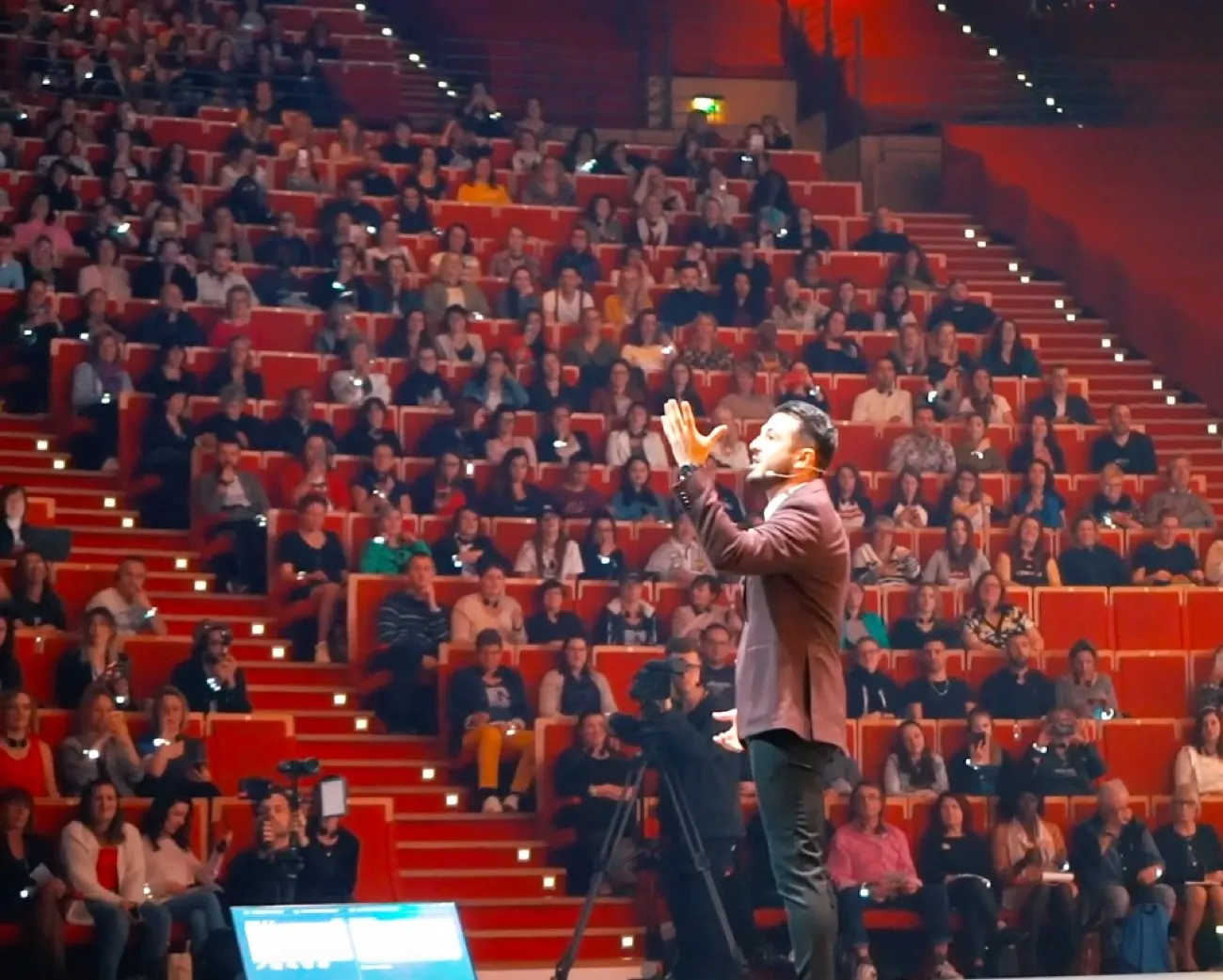 Kevin Galarato sur scène devant un amphithéâtre rempli